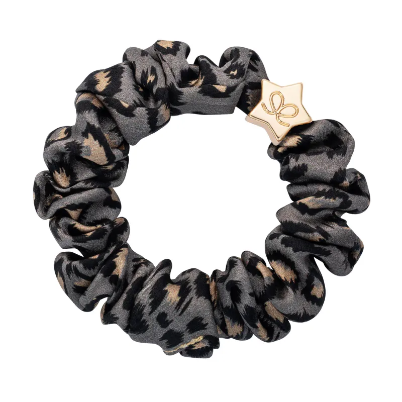 By Eloise Scrunchie/Armbånd Silk Grey Leopard